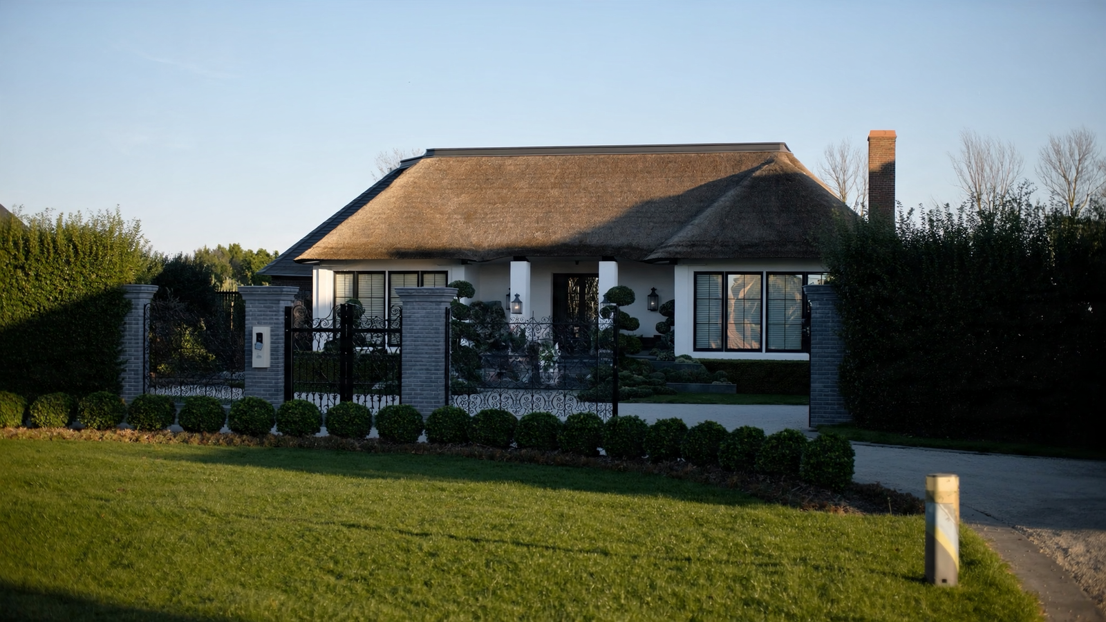 Luxe villa met rieten kap en geautomatiseerde toegangspoort